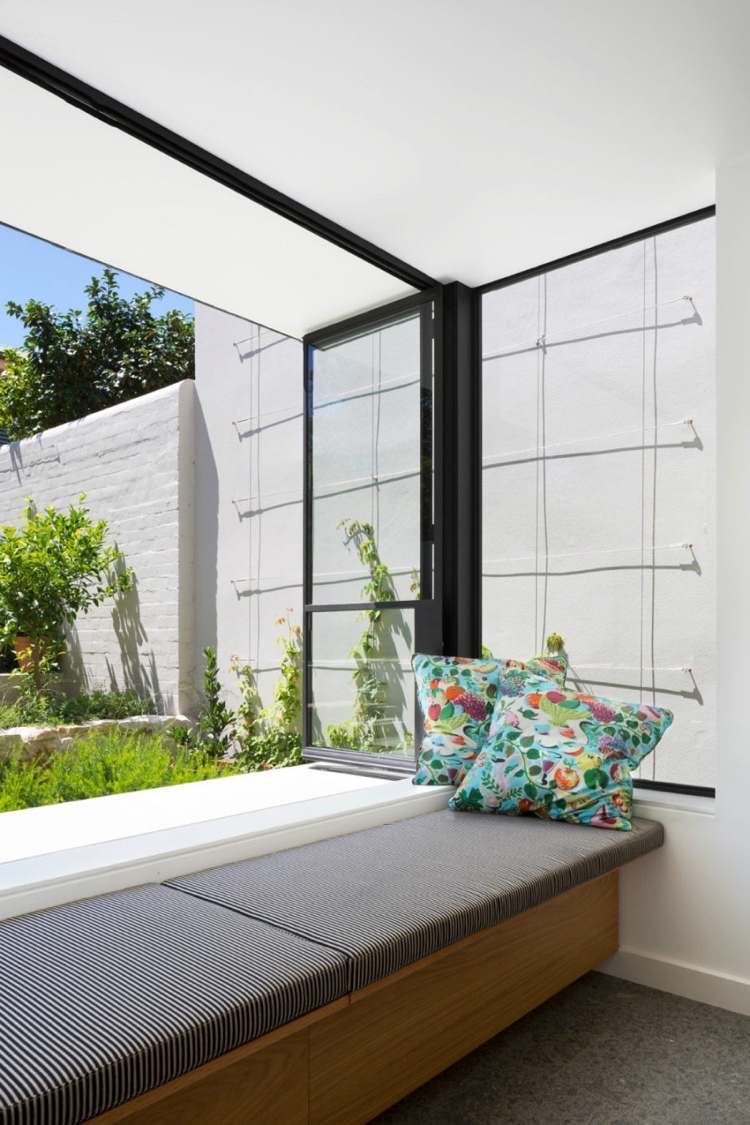Bygg ditt eget sittfönster med förvaringsutrymme under och utsikt över trädgården