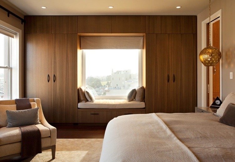 Kombinera sittfönstret i sovrummet med förvaringsutrymme och garderober