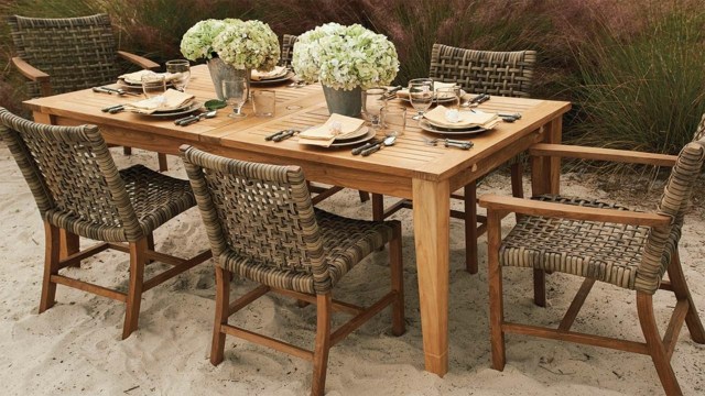 Rattan möbler trä bordsstolar vintage vas strandbord dekoration gräsmatta