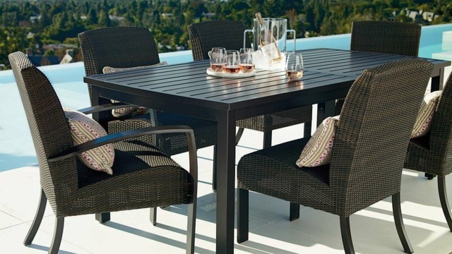 modern sittgrupp i trädgården rotting stolar pool häck växter sten plattor