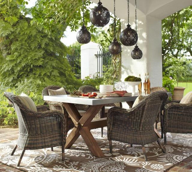 Terrassdesignidéer lykta sittgrupp matta rottingmöbler