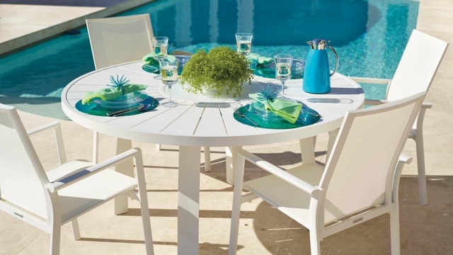 Runda bord vita stolar sommar solbassäng tallrikar plast