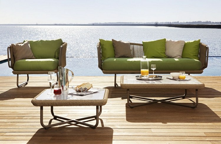 Sittgrupp-trädgård-grön-klädsel-soffa-soffbord