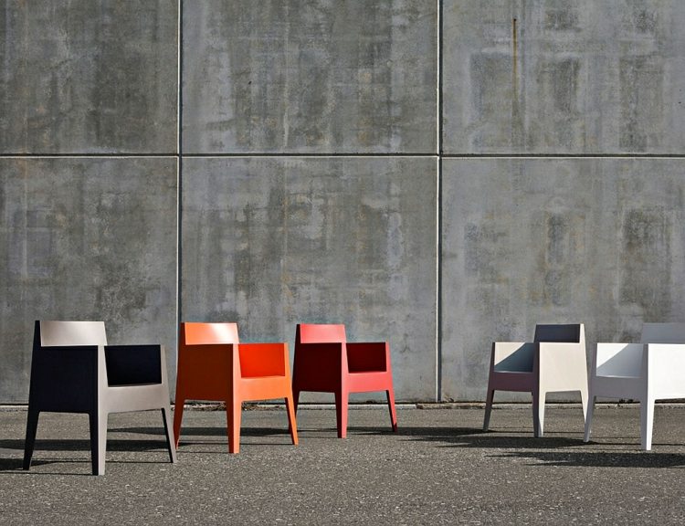 Sittgrupp-trädgård-färgglada-stolar-plast-moderna
