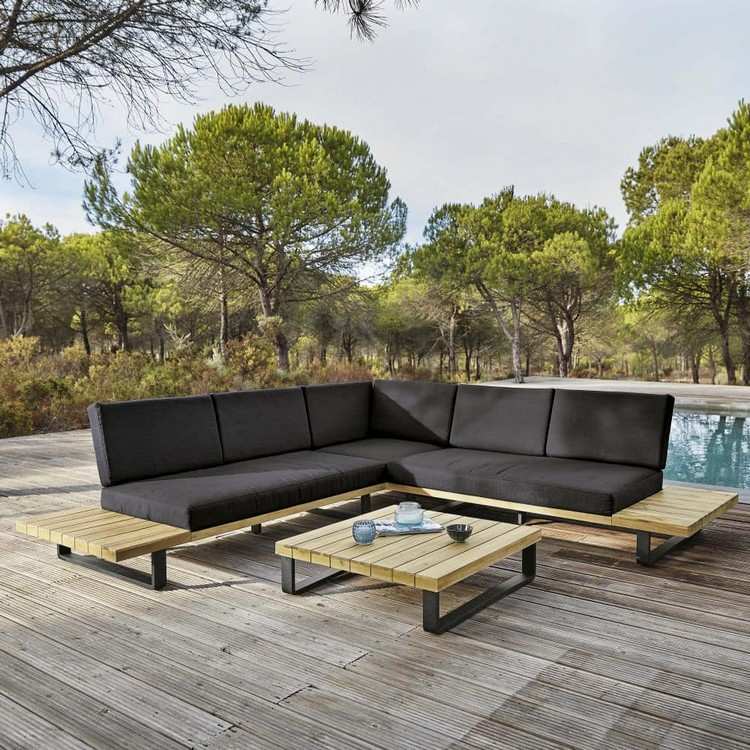 Skapa en lounge i trädgården med en hörnsoffa med klädsel och ett soffbord av metall och trä