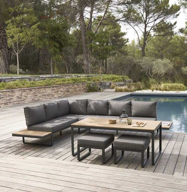 Trädgård sittplatser för lounge terrass bredvid poolen med utomhus soffa och lågt matbord med pallar