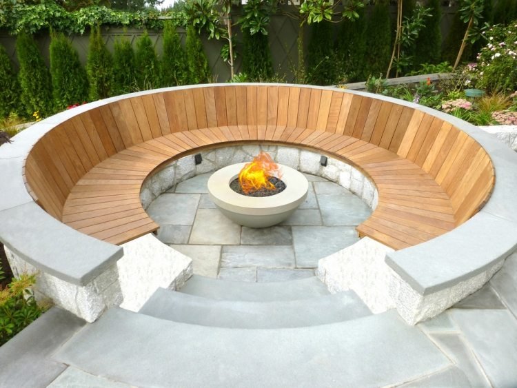 öppen spis-trädgård-sits-rund-sits-böjd-trä-betong-natursten-utomhus-modern