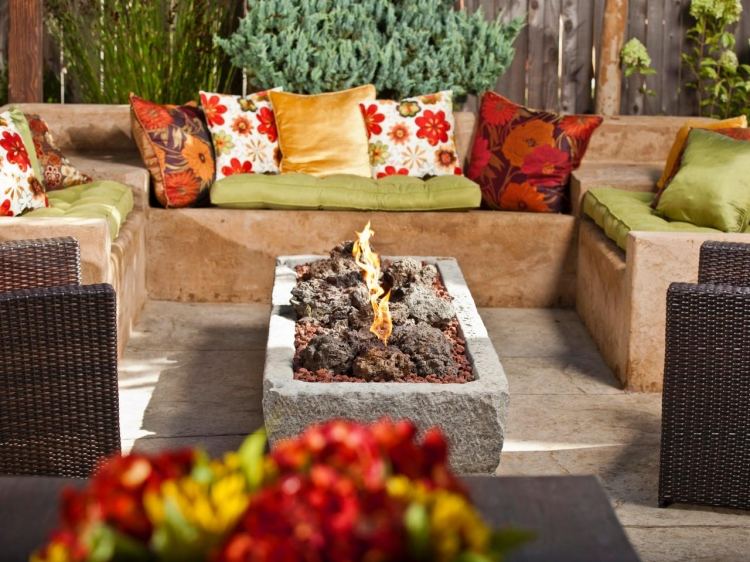 öppen spis-trädgård-sits-bänk-murad-natursten-klädsel-sits kudde-trä paneler
