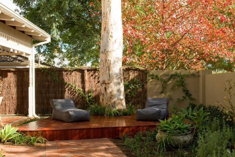 Skapa en terrass under ett träd Idéer för sittplatser med bönsäckar
