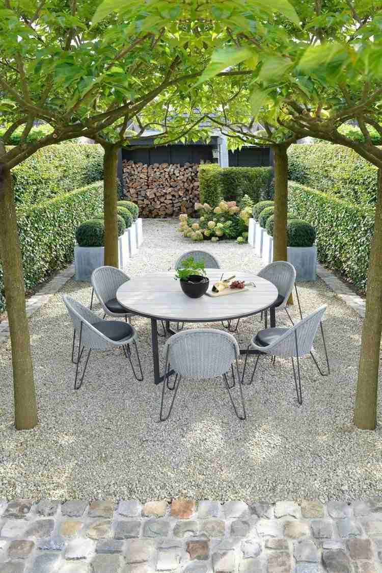 Skapa en plats under ett träd med ett grusgolv för en koloniträdgård