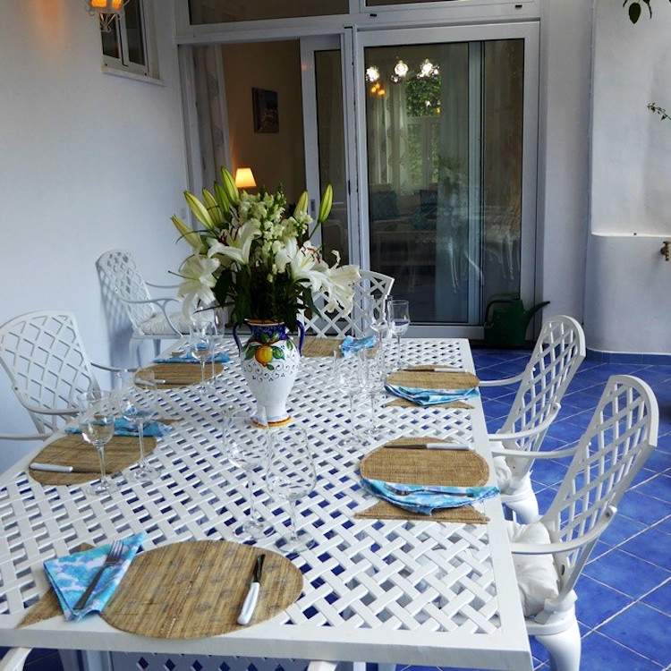 sittplatser-trädgård-matbord-vit-aluminium-maritim-blå-golvplattor-fiskmotiv-placemat