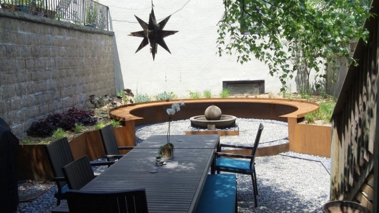 Sittplats-i-trädgården-moderna-idéer-corten stålbänk