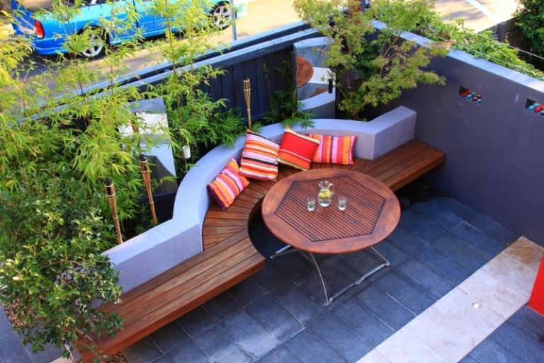 Sittplats-i-trädgården-modern-med-vägg-trä-trädgård bänk