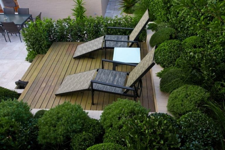 Sittande-i-trädgården-solsäng-boxwood-trä terrass