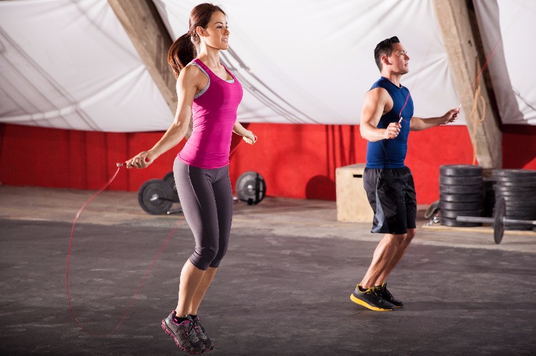 Sixpack-träning-hopp-rep-kvinnor-män-gym-övningar-helkroppspass