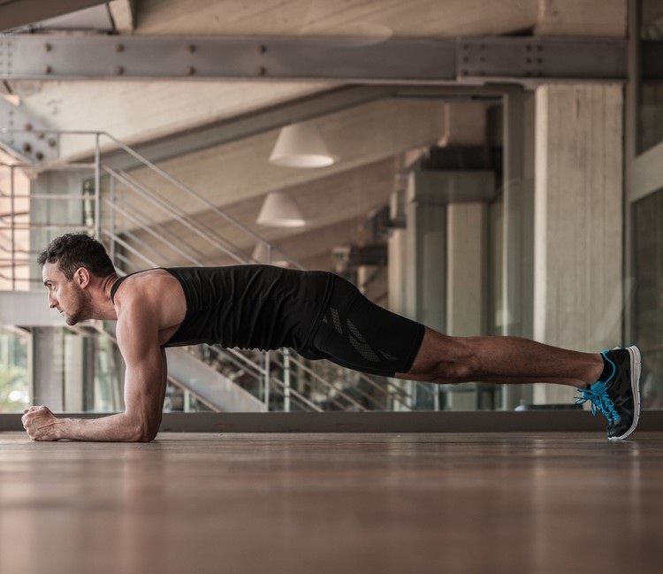 Sixpack träning man planka underarm stöd övning abs