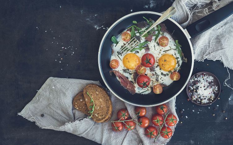 Sixpack-näringsplan-frukost-ägg-tomater-friska