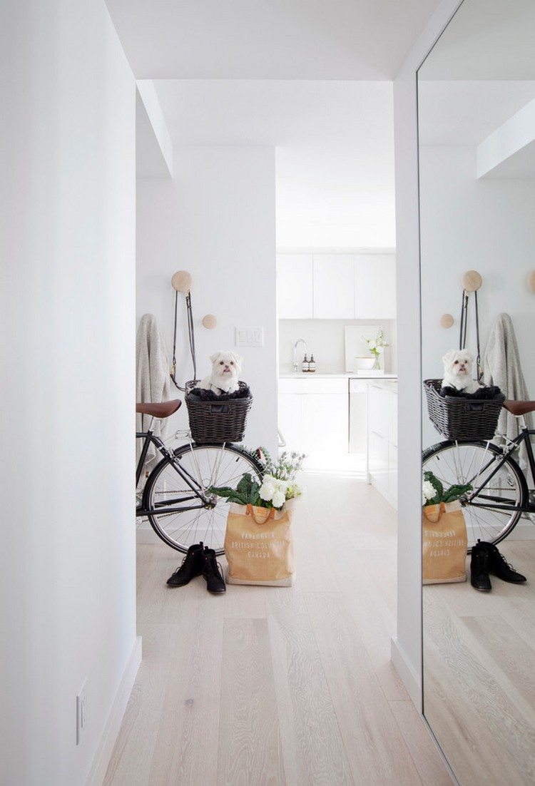Skandinavisk inredning-hall-ljusare-trä-golv-inbyggda garderob-speglade dörrar