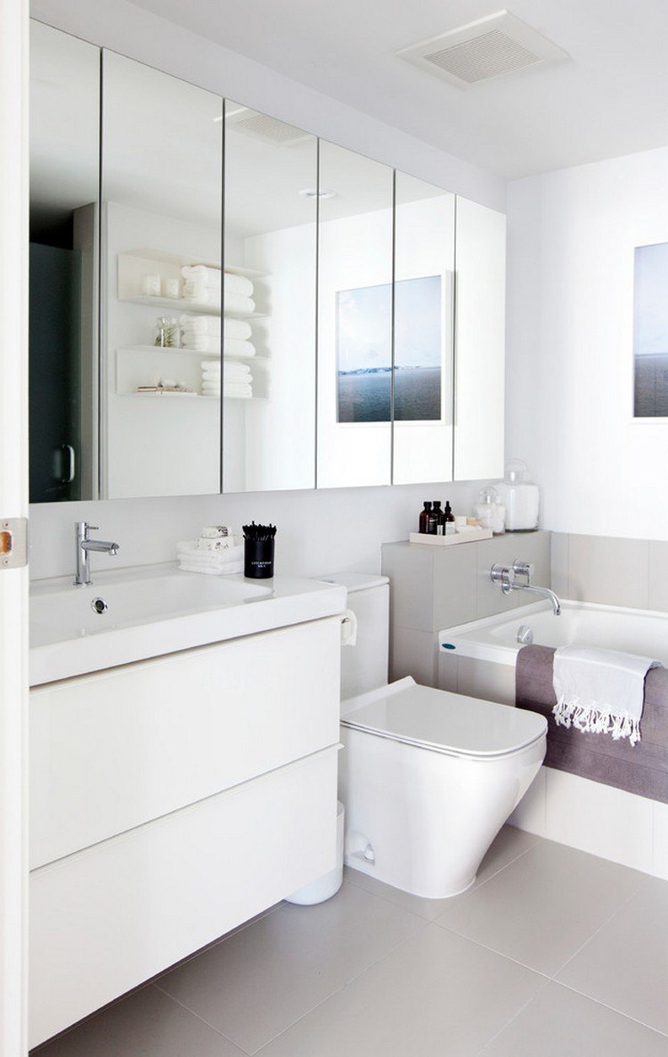 Skandinavisk inredning-badrum-spegel-skåp-badkar-vägg-in