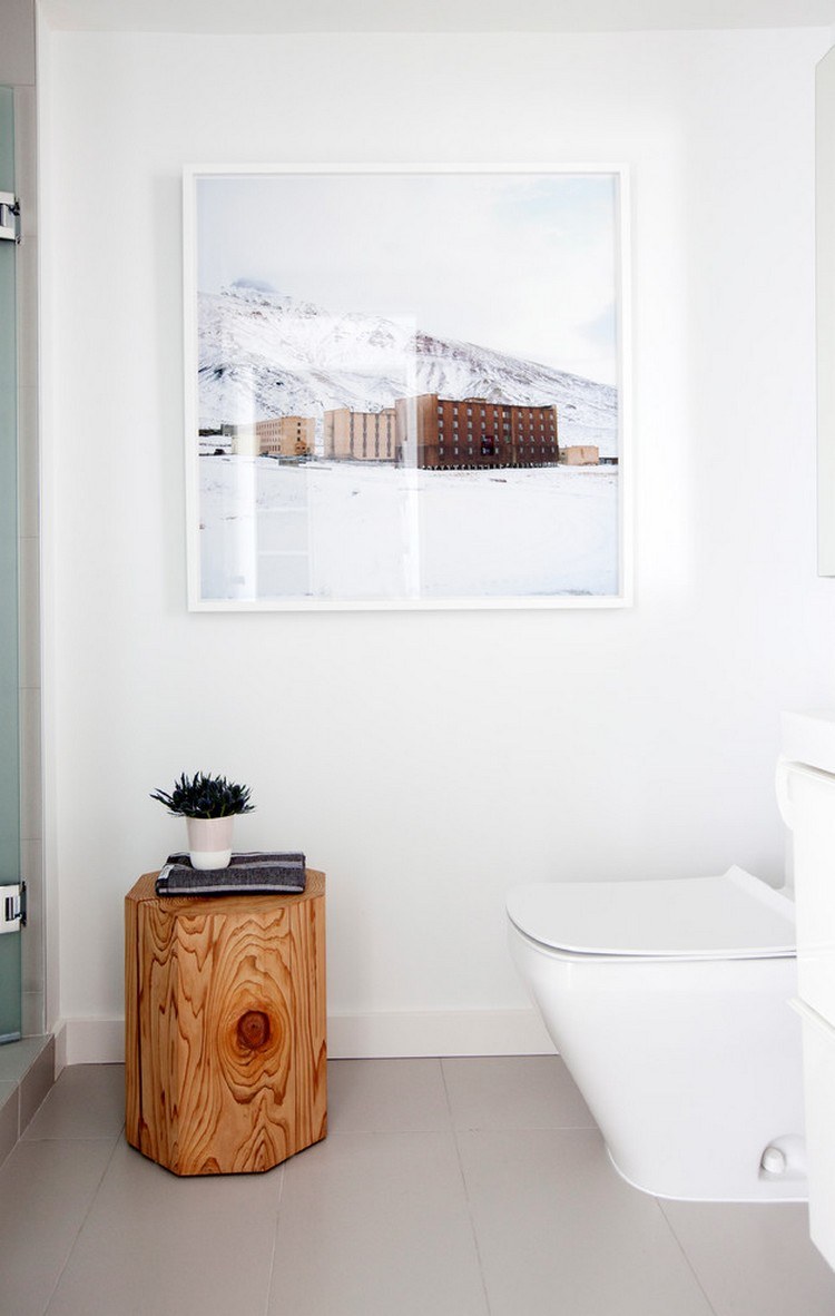 Skandinavisk-möblerad-badrum-ljusgrå-golvplattor-vit-vägg-färg-träd-stamm-sidobord