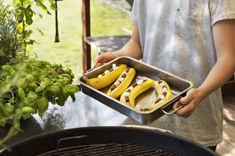 Skandinaviska grillspecialiteter bananer med chokladfyllning