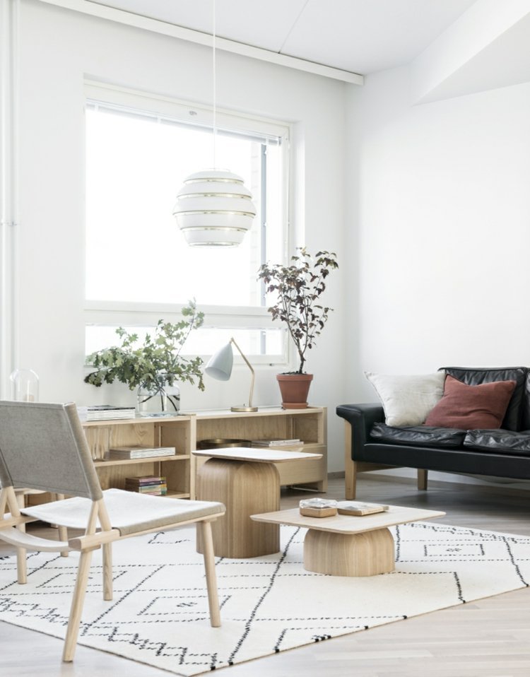 levande skandinaviskt trä ljust vardagsrum läder svart soffa