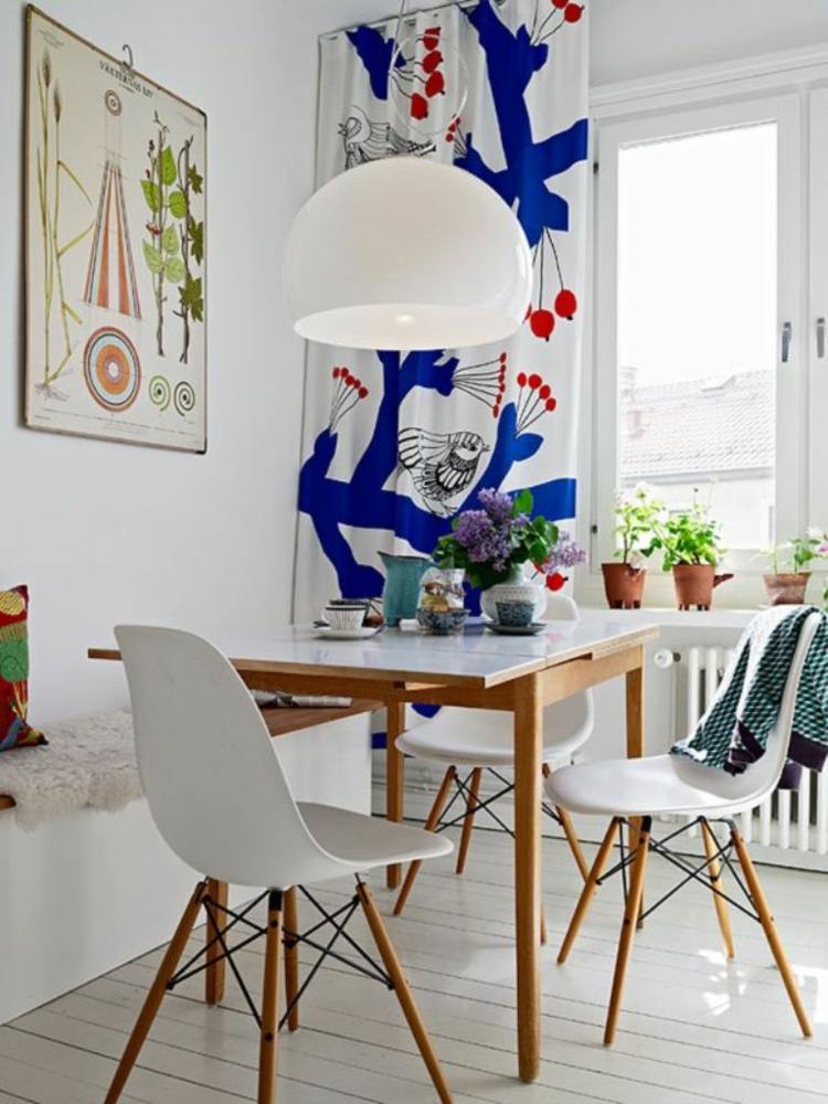 Skandinaviskt vardagsrum matsal gardin blå mönster körsbär natur motiv