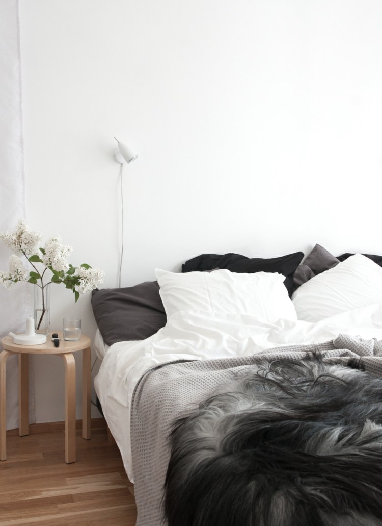 levande skandinaviskt grå möbler sovrum päls sidobord trägolv