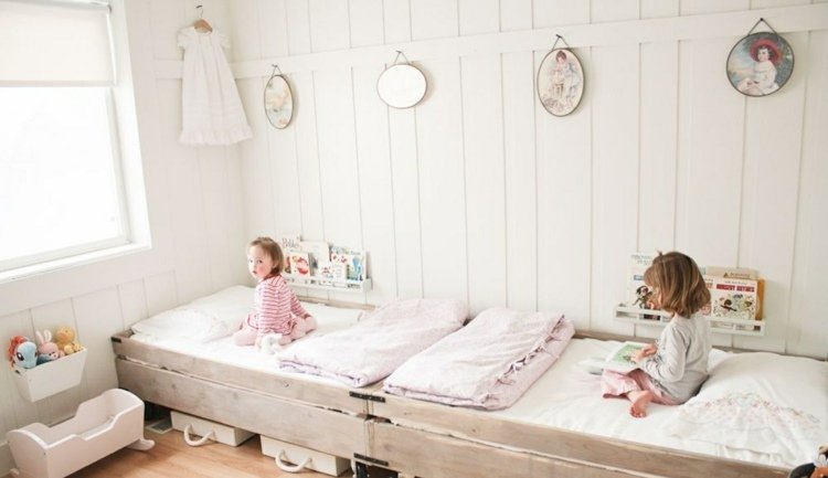 Skandinaviskt levande rustikt barnrum väggbeklädnad trä vit