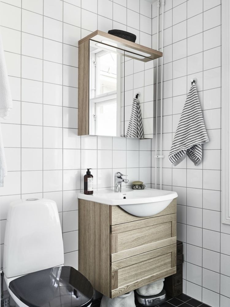 levande skandinavisk badrumskonsol spegel toalettlock svart enkelt