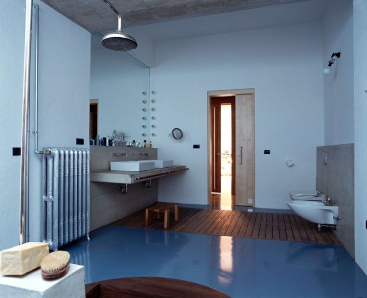 levande skandinaviskt blått högglansigt badrumsgolv parkettduschkonsol