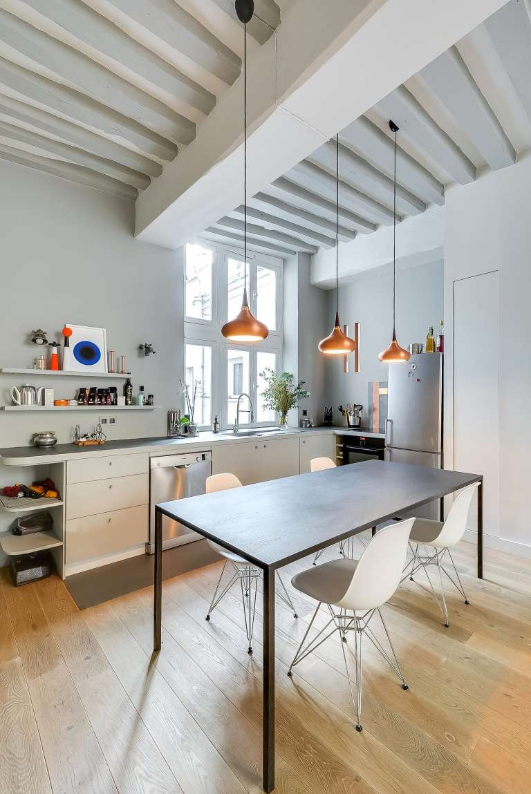 Skandinaviskt lantkök inrett design bondgård stil moderna kopparljus