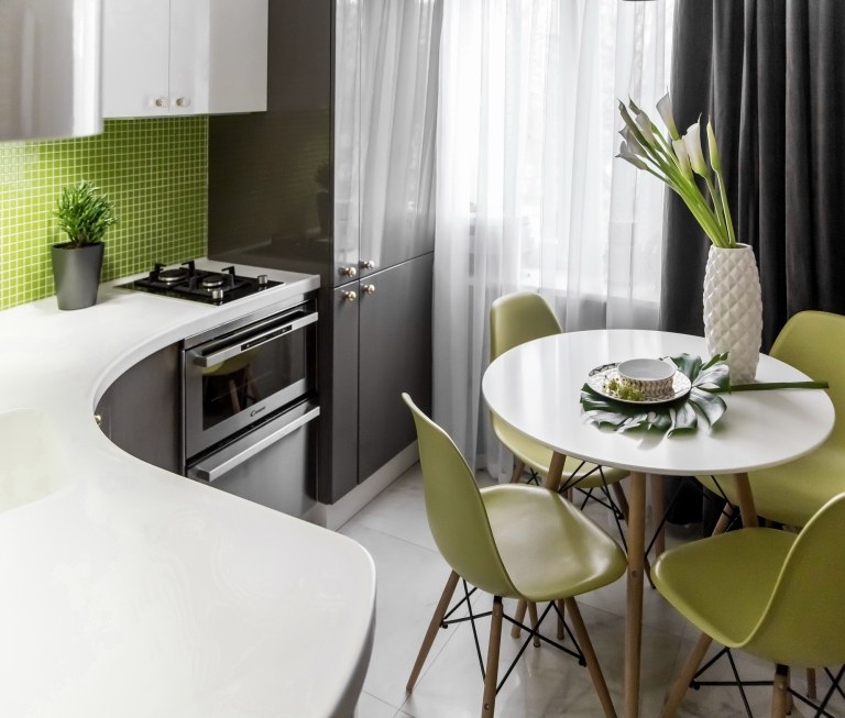 litet kök Skandinavisk modern designidéer runt träbord