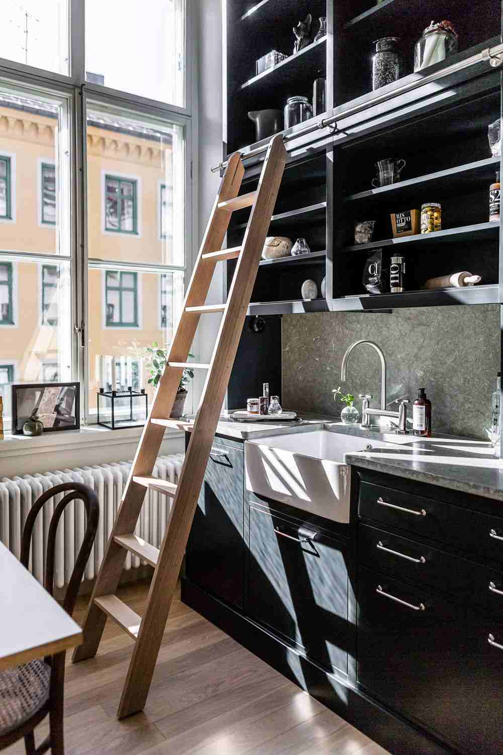 Skandinaviskt kök modern inredning svart träbord i köksskåp