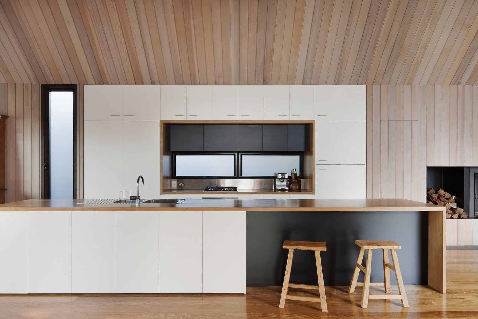 Kök i skandinavisk stil med minimalistisk trävägg