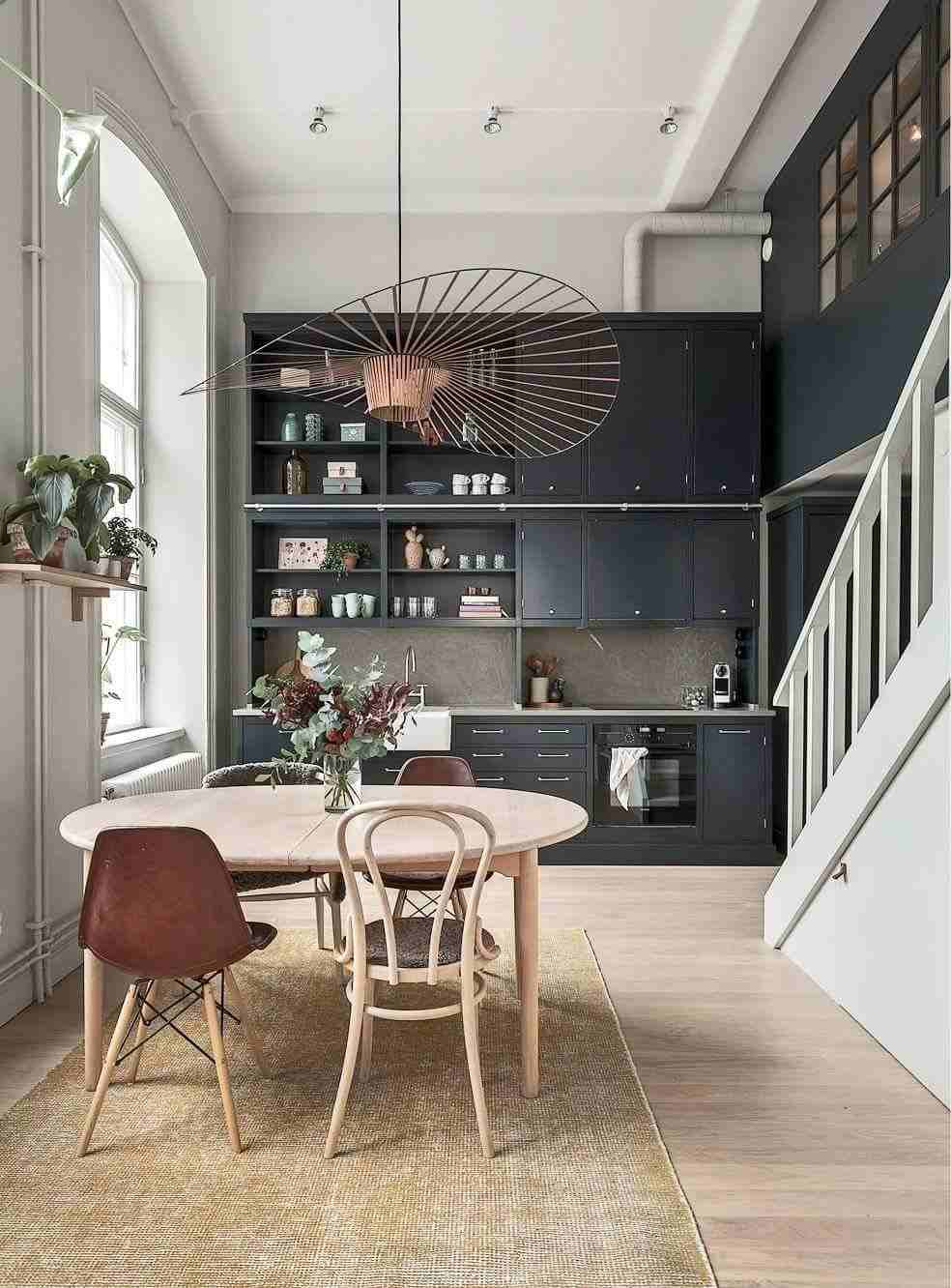 Skandinavisk livsstil kök svart bondgård stil moderna träbord dekoration idéer