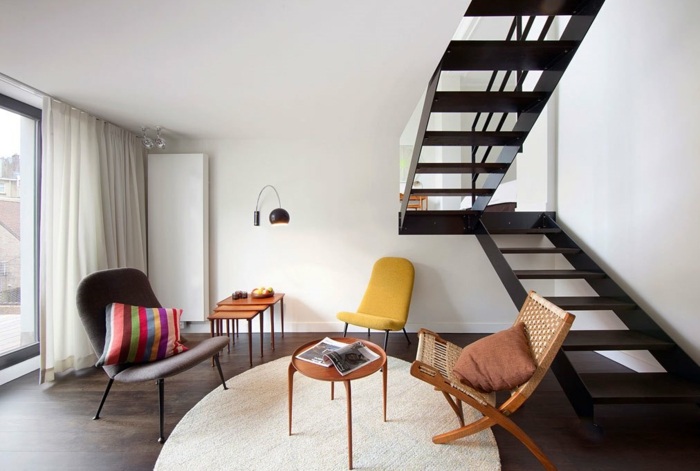 Vardagsrum-med-olika-möbler-matta-och-trappa