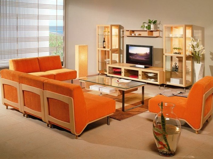 Vardagsrum-med-orange-nyanser-skandinaviska-möbler