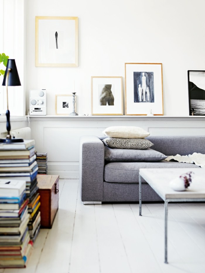 grå-soffa-metall-bord-böcker-på-golvet