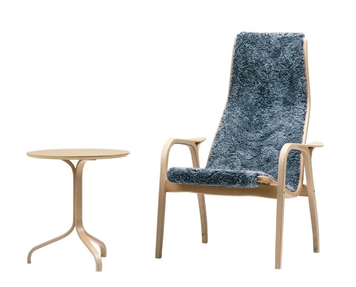 Skandinavisk fåtölj-design-trä fåtölj-lammskinn-LAMINO-Yngve-Ekström