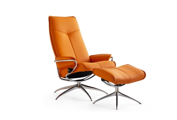 Skandinavisk fåtölj-Stressless-City-Ekornes-stoppad-fåtölj-fotstöd-orange