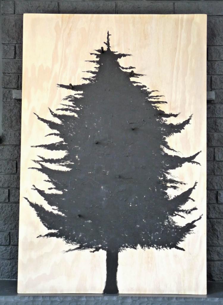 Skandinaviska juldekorationer-gör-det-själv-trä-idéer-diy-jul-träd-träbräda-svart-färg