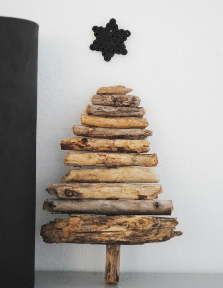 Skandinavisk-juldekorationer-gör-det-själv-trä-idéer-jul-träd-drivved-vägg-stjärna-svart