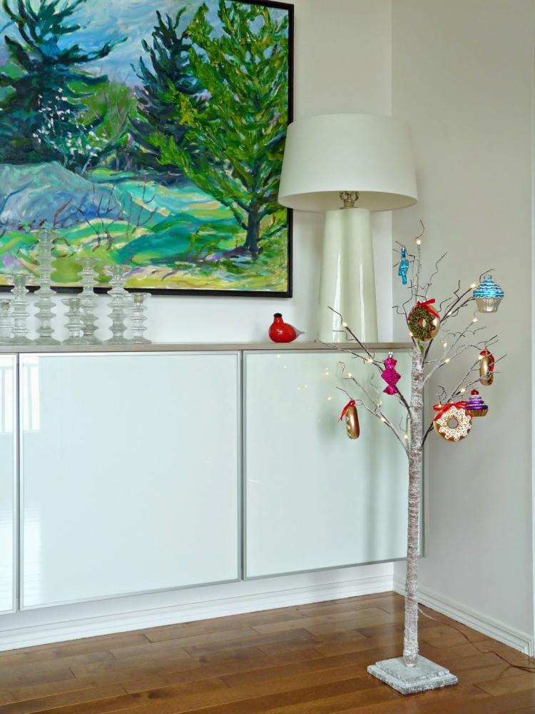 Skandinaviska juldekorationer-gör-det-själv-trä-idéer-träd-vita-träd dekorationer-lampor