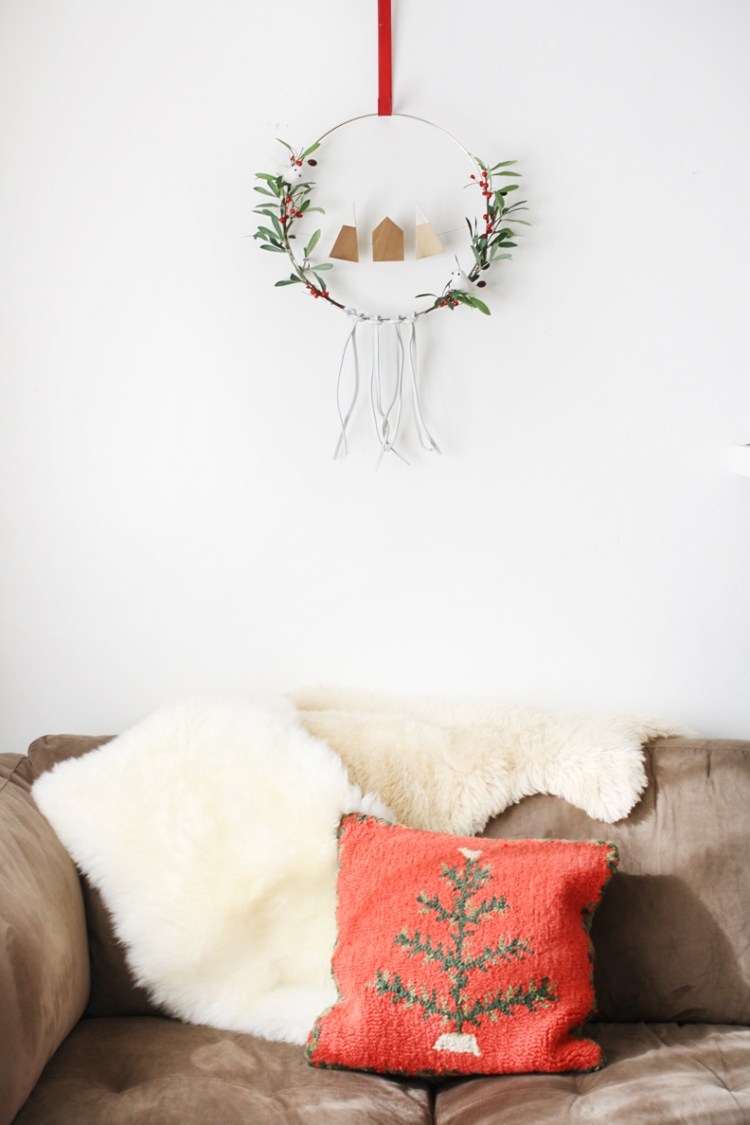 Skandinavisk-juldekorationer-gör-det-själv-trä-idéer-krans-vardagsrum-holly-minimalistisk