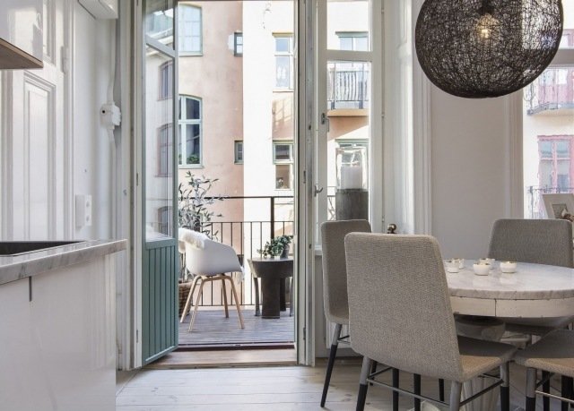 lägenhet-skandinavisk-liten-balkong-sittgrupp