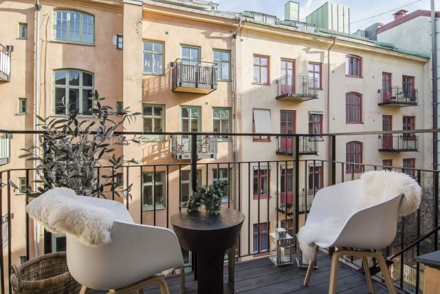 lägenhet-stockholm-liten-balkong-stolar-sidobord