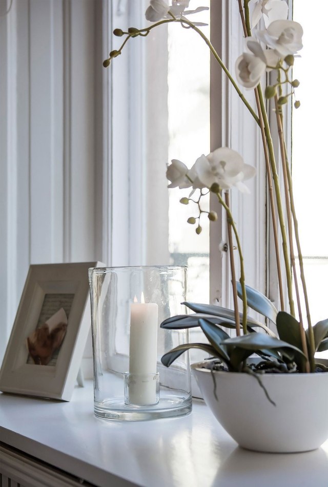 dekoration i skandinavisk stil-vit-orkidé-glas-ljusstake