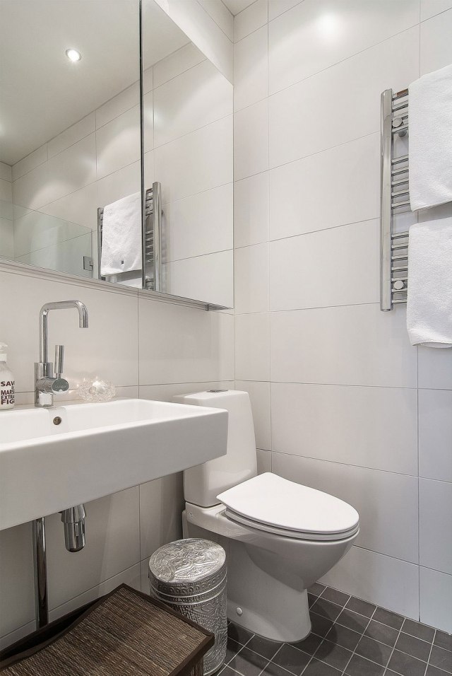 litet-badrum-skandinaviskt-vitt-spegel-skåp