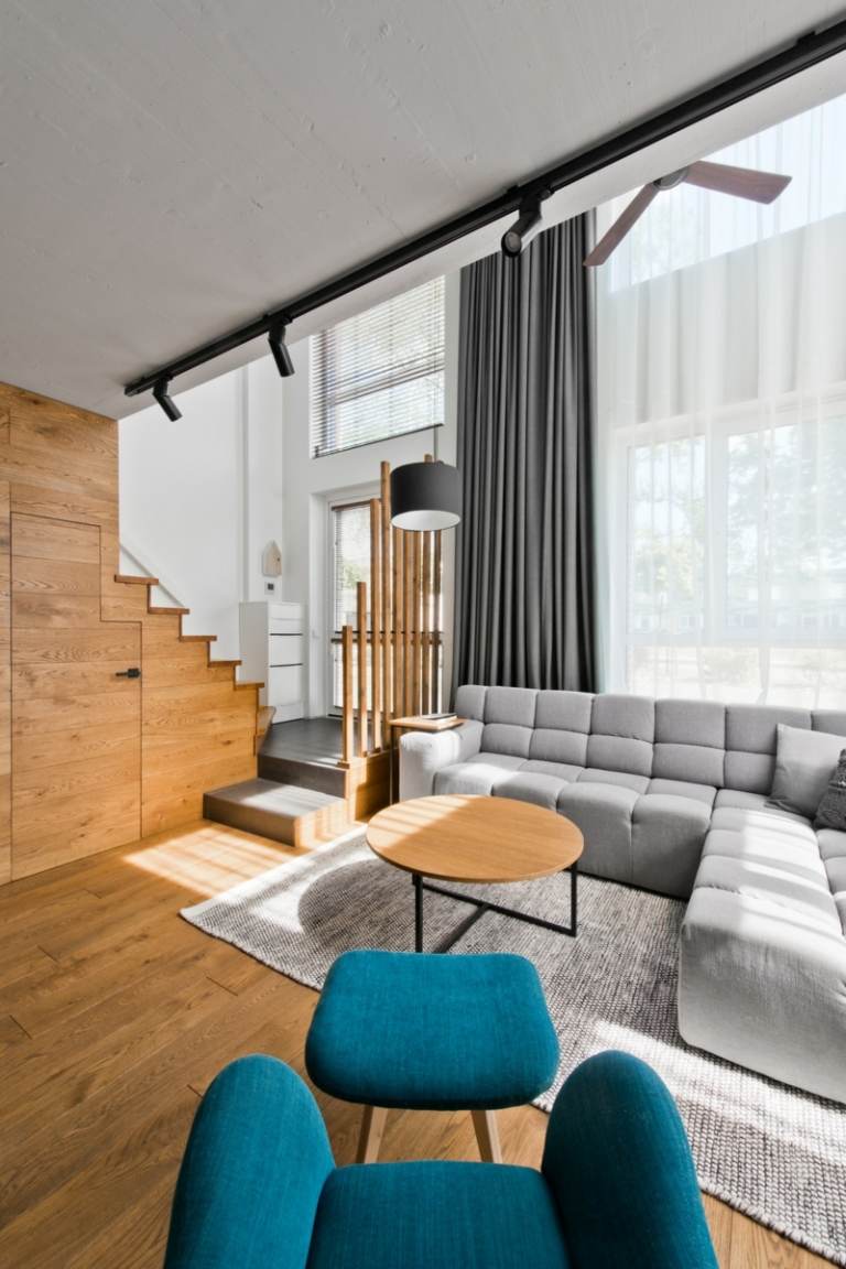 Grå soffuppsättning i skandinavisk stil med moderna turkosa möbler
